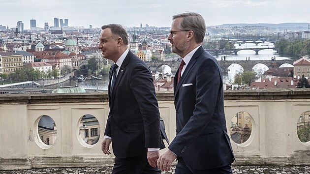 Prezident Polska Andrzej Duda (vlevo) a esk premir Petr Fiala se setkali v Kramov vile v Praze. (27. dubna 2022)