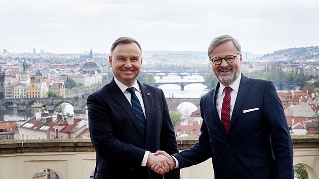 Prezident Polska Andrzej Duda (vlevo) a esk premir Petr Fiala se setkali v Kramov vile v Praze. (27. dubna 2022)