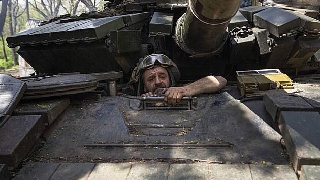 Ukrajinští vojáci opravují tanky po bojích proti ruským jednotkám v Doněcké oblasti na východní Ukrajině. (27. dubna 2022)