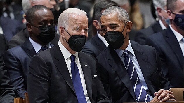 Prezident Joe Biden (vlevo), mluv s bvalm prezidentem Barackem Obamou ped zatkem pohbu bval ministryn zahrani Madeleine Albrightov ve Washingtonu. (27. dubna 2022)