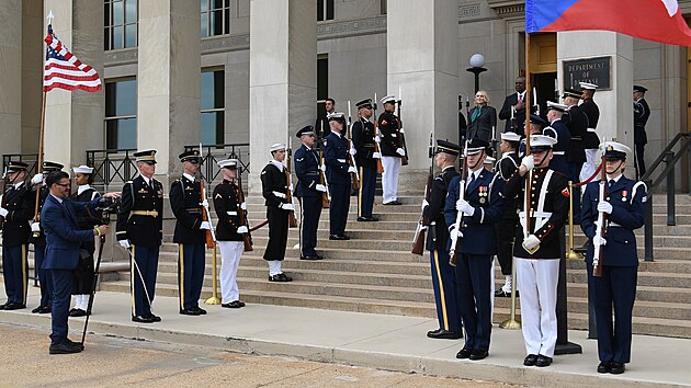 Americký ministr obrany Lloyd Austin přivítal v Pentagonu ve Washingtonu ministryni obrany Janu Černochovou. (21. dubna 2022)