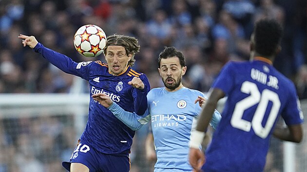Luka Modri (Real) a Bernardo Silva (Manchester City) v souboji o m.