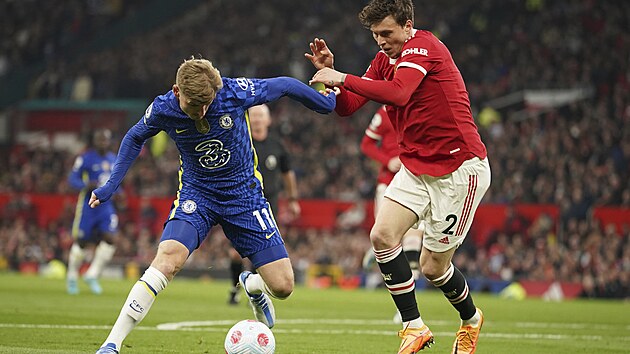 Timo Werner (Chelsea) se snaží uniknout Victoru Lindelöfovi z Manchesteru United.