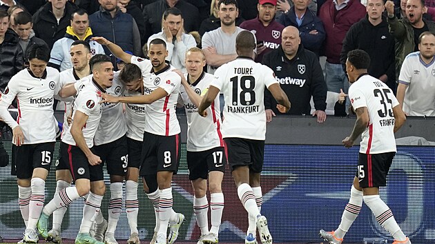 TO BYLA RYCHLOST! Fotbalisté Frankfurtu vstřelili gól na hřišti West Hamu už v první minutě.