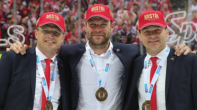 Hlavní trenér Václav Varaďa (uprostřed) se s Třincem loučí se zlatou medailí na krku.