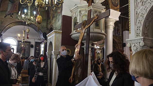 Oslav eckch ortodoxnch Velikonoc se letos konen mohli zastnit i turist. Na snmku zbr z bohosluby v Atnch. (18. dubna 2022)