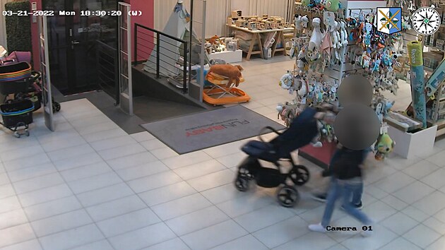 Jedna �ena zabavila prodava�ku, ostatn� ukradly ko��rek