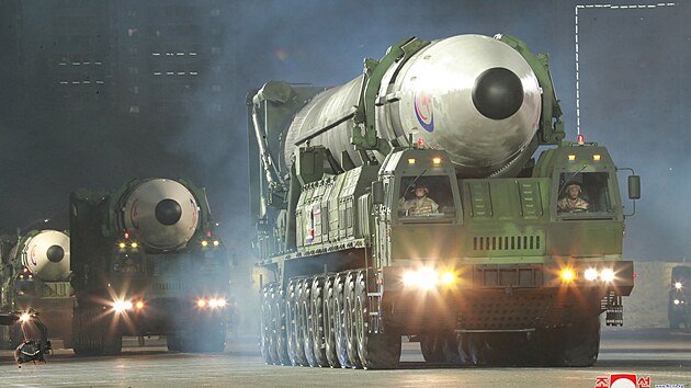 KLDR na vojensk pehldce pedstavila raketu Hwasong-17. (25. dubna 2022)