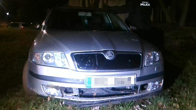 koda Octavia Combi pi honice v Ostrav nabourala do zaparkovanho vozu.