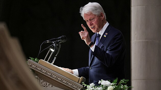 Na pohřbu Albrightové promluvil také bývalý šéf Bílého domu Bill Clinton. (27.4.2022)