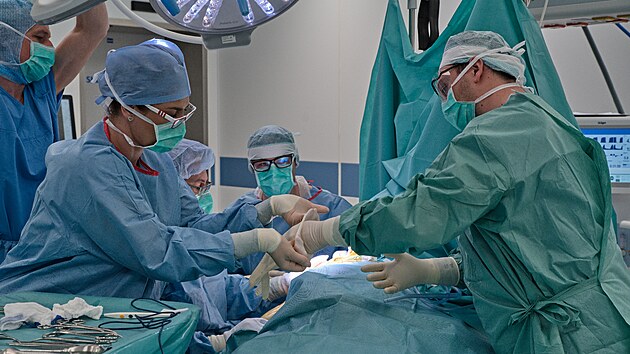 Ortopedick tm zdravotnk v Karvin-Rji um nov voperovat nhradu ramennho kloubu.