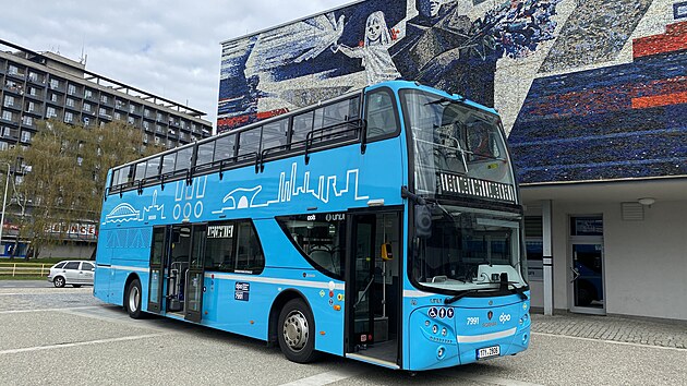 Dvoupatrov autobus, kter jezd na vkendovch spojch mezi Porubou a zoo.