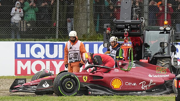 Odklzen monopostu Carlose Sainze z Ferrari po nehod v vodu Velk ceny Emilie-Romagny F1.