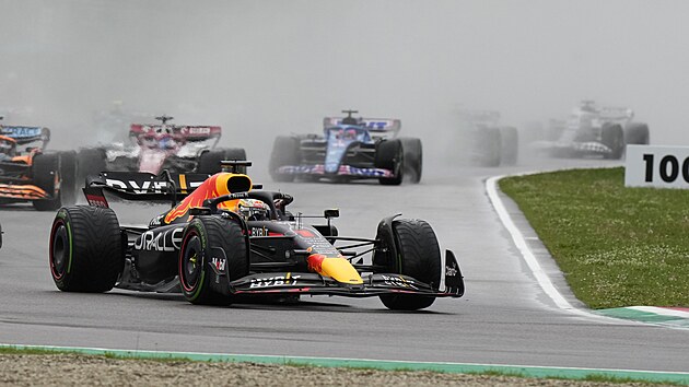 Max Verstappen z Red Bullu jede na vedouc pozici pi Velk cen Emilie-Romagny F1.