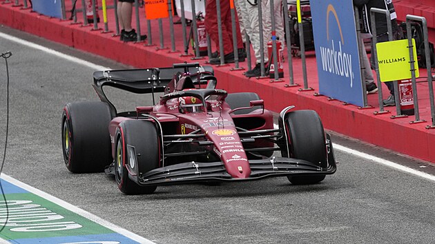 Charles Leclerc z Ferrari zajd do box bhem Velk ceny Emilie-Romagny.