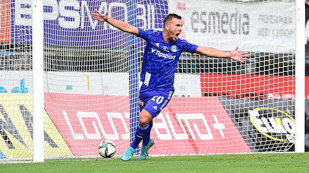 Juraj Chv�tal z Olomouce se raduj z prvn� branky sv�ho t�mu.