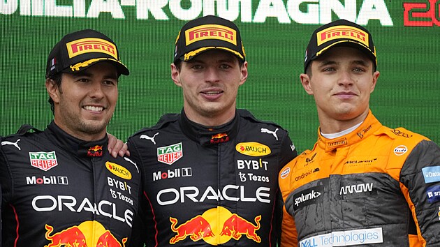 Ti nejlep zvodnci Velk ceny Emilie-Romagny. Uprosted vtz Max Verstappen, vlevo jeho tmov park z Red Bullu Sergio Prez, tet byl Lando Norris z McLarenu.