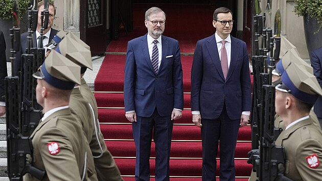 esk premir Petr Fiala (vlevo) se svm polskm protjkem Mateuszem Morawickm (29. dubna 2022)