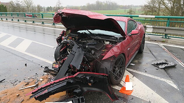 Ve Fordu Mustang utrp�la spolujezdkyn� sed�c� vp�edu t�k� zran�n�, �idi� a spolujezdec na zadn�m sedadle maj� lehk� zran�n�.