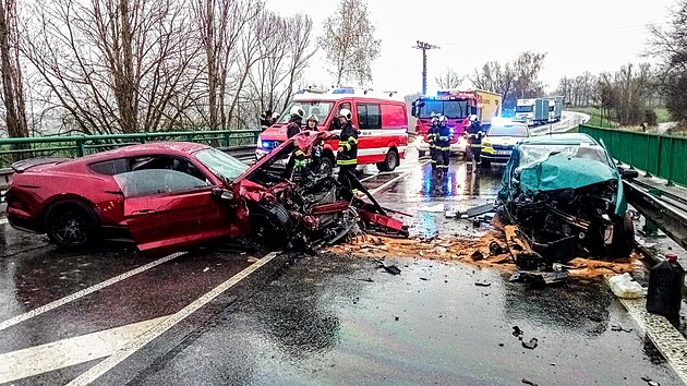 �idi� �kody Fabie p�ejel na mokr� vozovce do protism�ru, kde se �eln� st�etl s protijedouc�m Fordem Mustang.