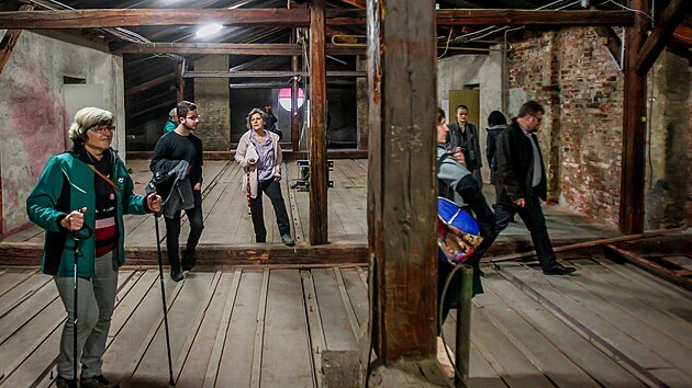 Lidé si prohlédli Kulturní dům Slavie v Českých Budějovicích, který čeká rekonstrukce. Podívali se do sálu i do míst, kam se návštěvníci běžně nedostanou.