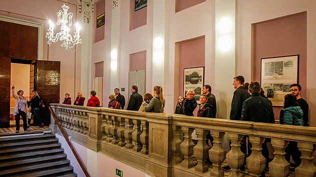 Lidé si prohlédli Kulturní dům Slavie v Českých Budějovicích, který čeká rekonstrukce. Podívali se do sálu i do míst, kam se návštěvníci běžně nedostanou.