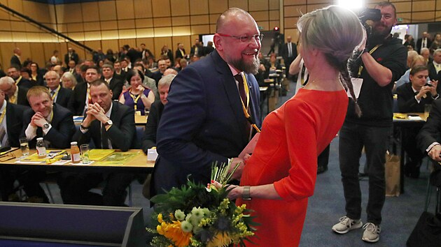 Nov zvolen prvn mstopedseda KDU-SL Jan Bartoek dostv gratulaci krtce po oznmen vsledku volby.