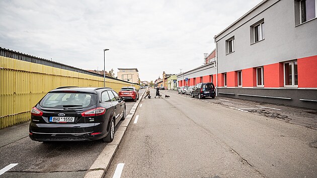 Úprava parkovacích míst v ulici Říční v Hradci Králové budí emoce.