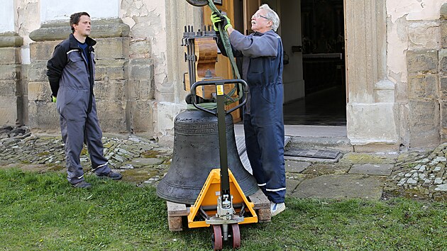Do opraven zvonov stolice zvon zavsil zvonask mistr Petr R. Manouek se svmi kolegy.