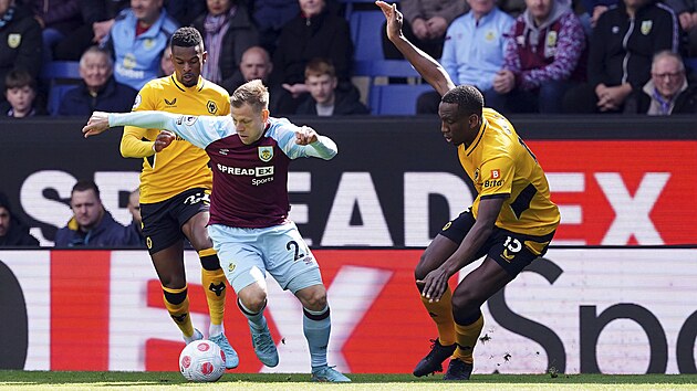 esk tonk Matj Vydra z Burnley se probj pes Nelsona Semeda z Wolverhamptonu v utkn Premier League.