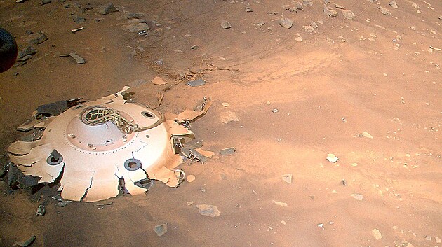 NASA sdílela snímky vrtulníčku Ingenuity, který při průzkumném letu zaznamenal podobu povrchu Marsu. (27. dubna 2022)