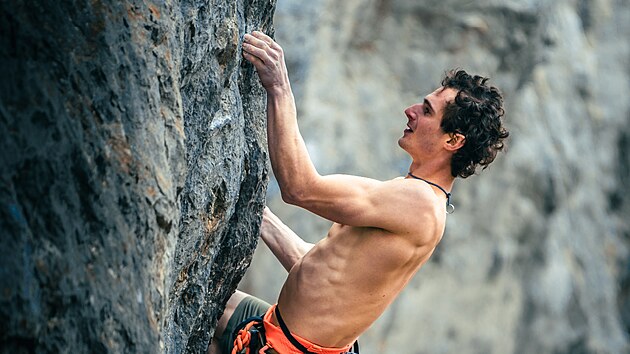 VE. Lezec Adam Ondra bhem svho oblbenho skalnho lezen.