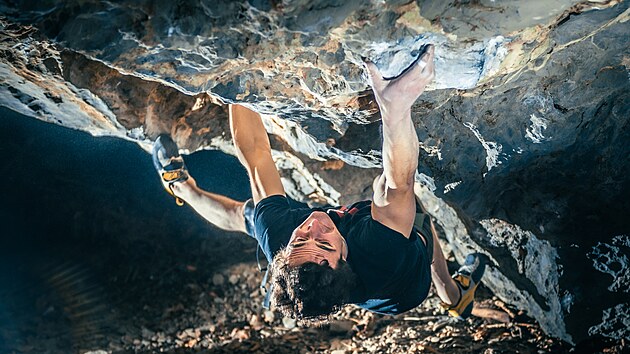 VE. Lezec Adam Ondra bhem svho oblbenho skalnho lezen.