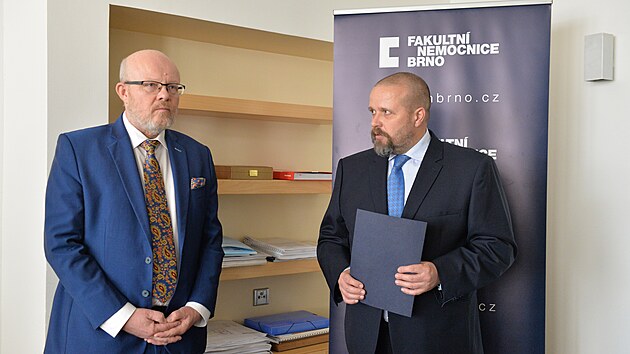 Ministr zdravotnictv Vlastimil Vlek jmenoval 29. dubna 2022 novm editelem Fakultn nemocnice Brno chirurga Iva Rovnho (vpravo).