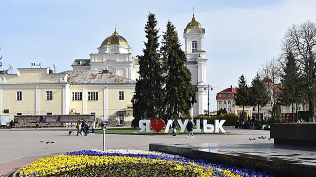Miluji Luck. Stoj� na n�pisu v centru ukrajinsk�ho m�sta zachycen�ho je�t� p�ed vp�dem rusk�ch vojsk.