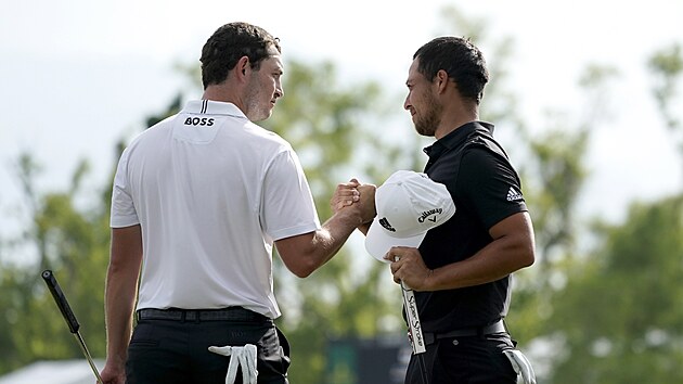 Xander Schauffele (vpravo) a Patrick Cantlay po vtzstv na turnaji PGA Zurich Classic v Avondale.