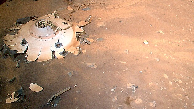 Vrtulnk Ingenuity vyfotografoval na Marsu pole trosek.