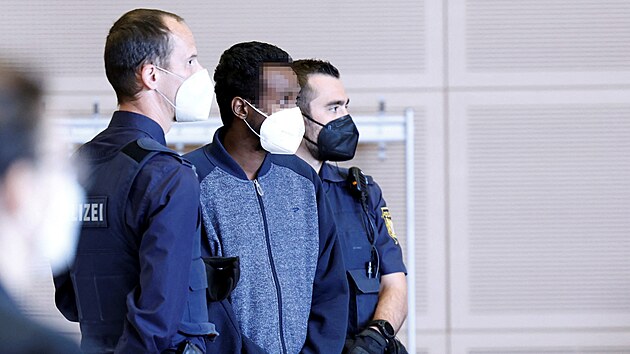 V Bavorsku začal soud s Abdirahmanem J. ze Somálska, který podle vyšetřovatelů loni v německém Würzburgu ubodal tři ženy a sedm dalších lidí zranil. (22. dubna 2022)