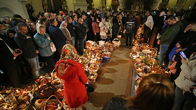 V chrmu sv. Ignce v Jihlav probhla
pravoslavn paschln bohosluba, kter se zastnili i uprchlci z Ukrajiny. (24. dubna 2022)