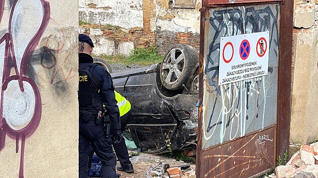 Řidič v pražské Libni nezvládl řízení, auto proletělo zdí. (24. dubna 2022)