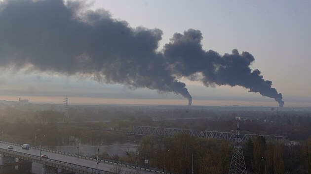 V ruskm Brjansku hoel ropn sklad, z msta stoupal hust kou. (25. dubna 2022)