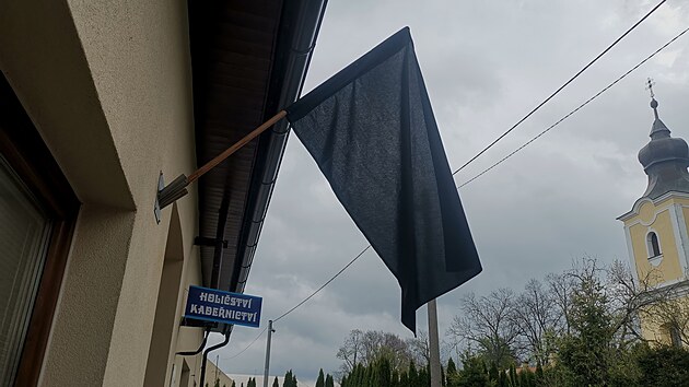 V Loučce zemřela žena a tři děti, jejich otec je ve vážném stavu v nemocnici. Na obecním úřadu vlaje černá vlajka.