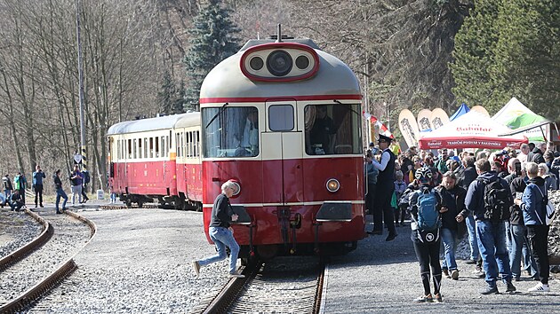 Znovuzprovoznění části Kozí dráhy si na konci března nenechaly ujít stovky lidí.
