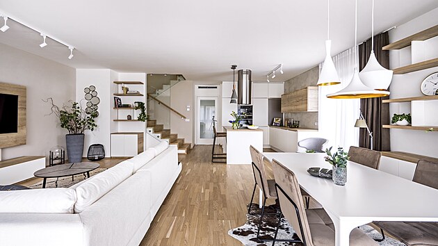 Nbytek na mru designr doplnil o solitrn nbytkov kusy z portfolia studia Casamoderna. Ty vybral na pevn subtilnch kovovch zkladnch, aby odlehil mohutnou konstrukci kuchyskho ostrova a dalho atypovho nbytku.