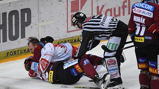 Bitka sparanskho a tineckho hre. Tet zpas extraligovho finle pokazilo v zvru dn fanouk domcch, kte nahzeli na ledovou plochu pedmty a zranili tineckho obrnce Milana Douderu minc, kterou mu rozsekli ret.