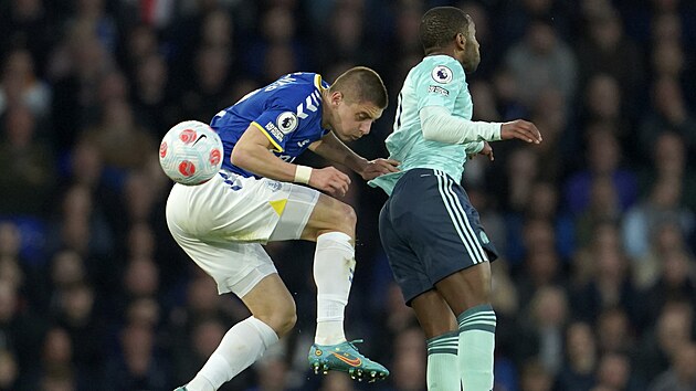 Vitalji Mykolenko (vlevo) z Evertonu v souboji s   Ricardem Pereirou z Leicesteru.