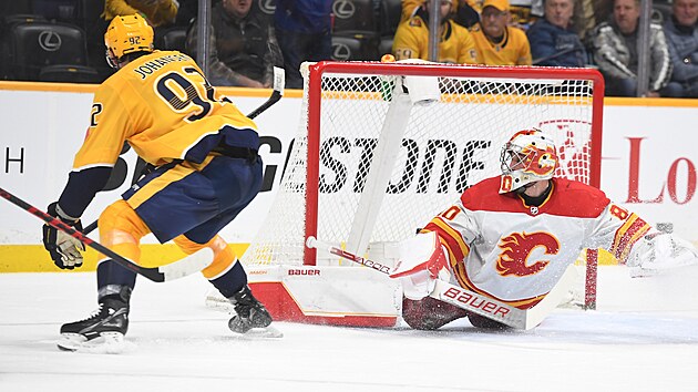 Dan Vlada hj branku Calgary Flames v zpase s Nashville Predators, zakonuje Ryan Johansen.