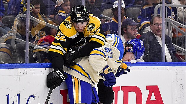 Tom Nosek (92) z Boston Bruins a Torey Krug (47) ze St. Louis Blues bojuj u mantinelu.