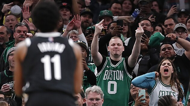 Bostont fanouci astuj obscnnmi gesty Kyrieho Irvinga z Brooklynu.