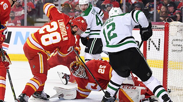 Radek Faksa z Dallasu se tla do brny Calgary,  kterou hld Jacob Markstrm.